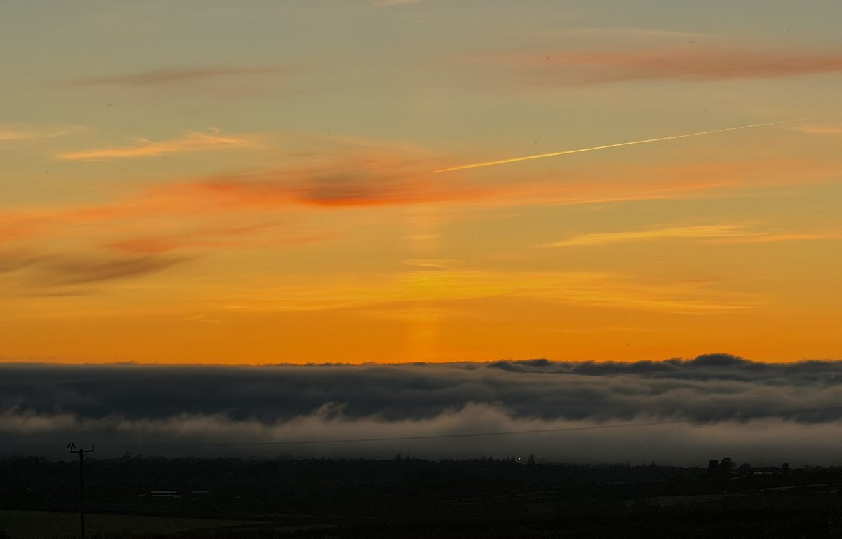 Jet plane flying over the top of a sun pillar tonight, as the sun set behind a bank of fog moving in from the coast 📍Overlookimg Lough Foyle @StormHour @bbcniweather @UTVNews @angie_weather @barrabest @WeatherCee @geoff_maskell @Louise_utv @LoveBallymena @Schafernaker