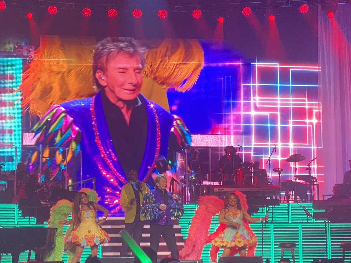 Feather festooned finale here @barrymanilow @TheCoopLive with Copacabana