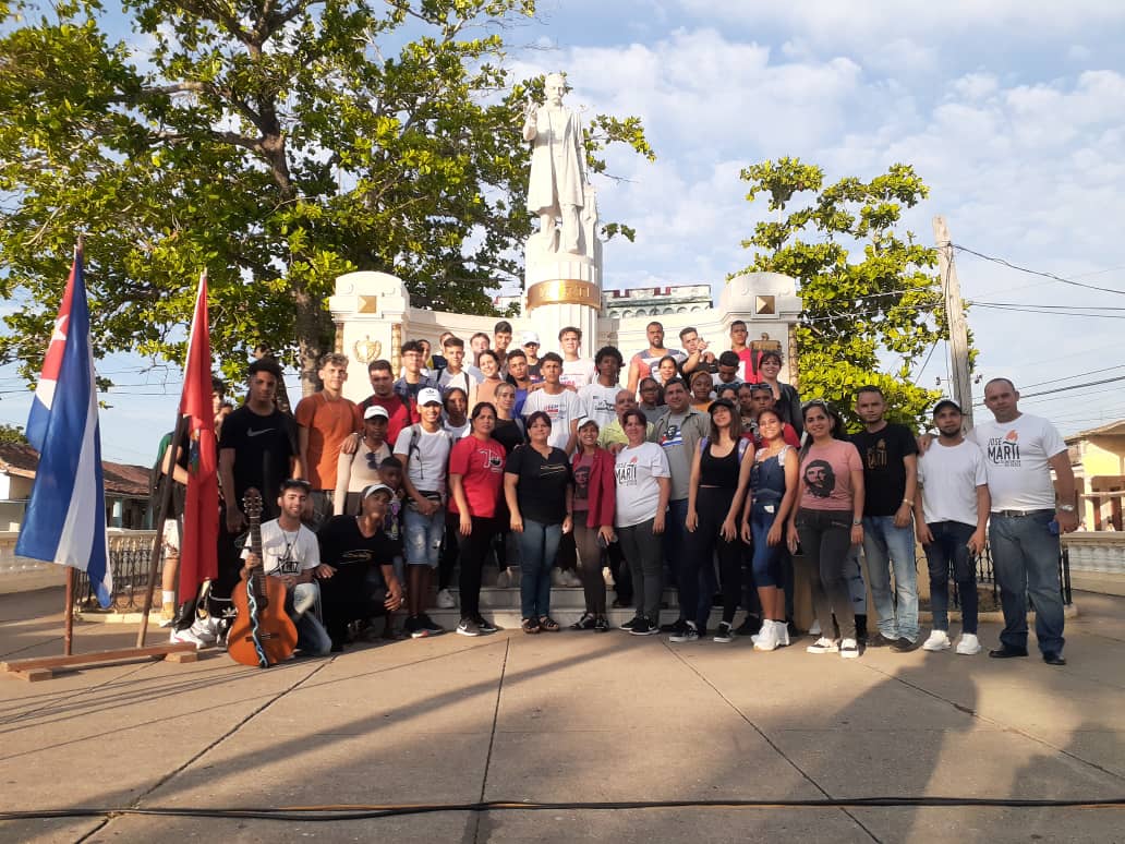 El primer homenaje al maestro en el aniversario 129 de la caída en combate junto a los jóvenes en el Parque José Martí. #MartíVive #DeCaraAlSol #PinarXNuevasVictorias