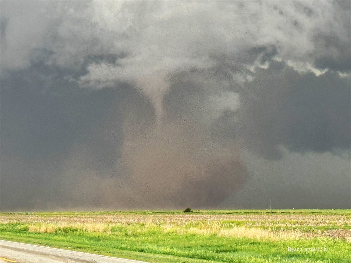 Russell Kansas tornado this afternoon. Close range @weswyattweather @LaurenLinahan @mattdanielwx #kswx
