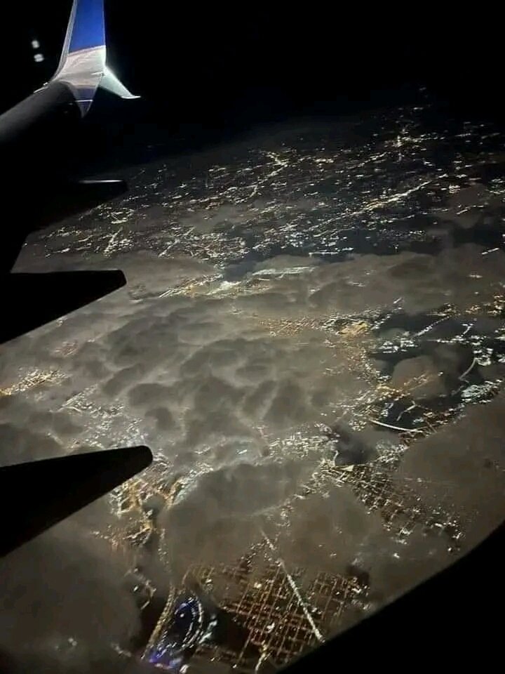 💔عند مغادرتي هذه البلاد -عاجلاً أم آجلاً - سأترك رسالة مفادها : 

عندما تتيح لي الفرصة لمغادرة هذه البلاد مرة لن أشعر بالندم أبداً ولن املئ صفحاتي الإلكترونية بمنشورات الكذب والنفاق عن مدى شوقي لها..
سأندم على كل دقيقة قضيتها في هذا المكان الذي ينتهك الأحلام و يغرق الشباب بهموم