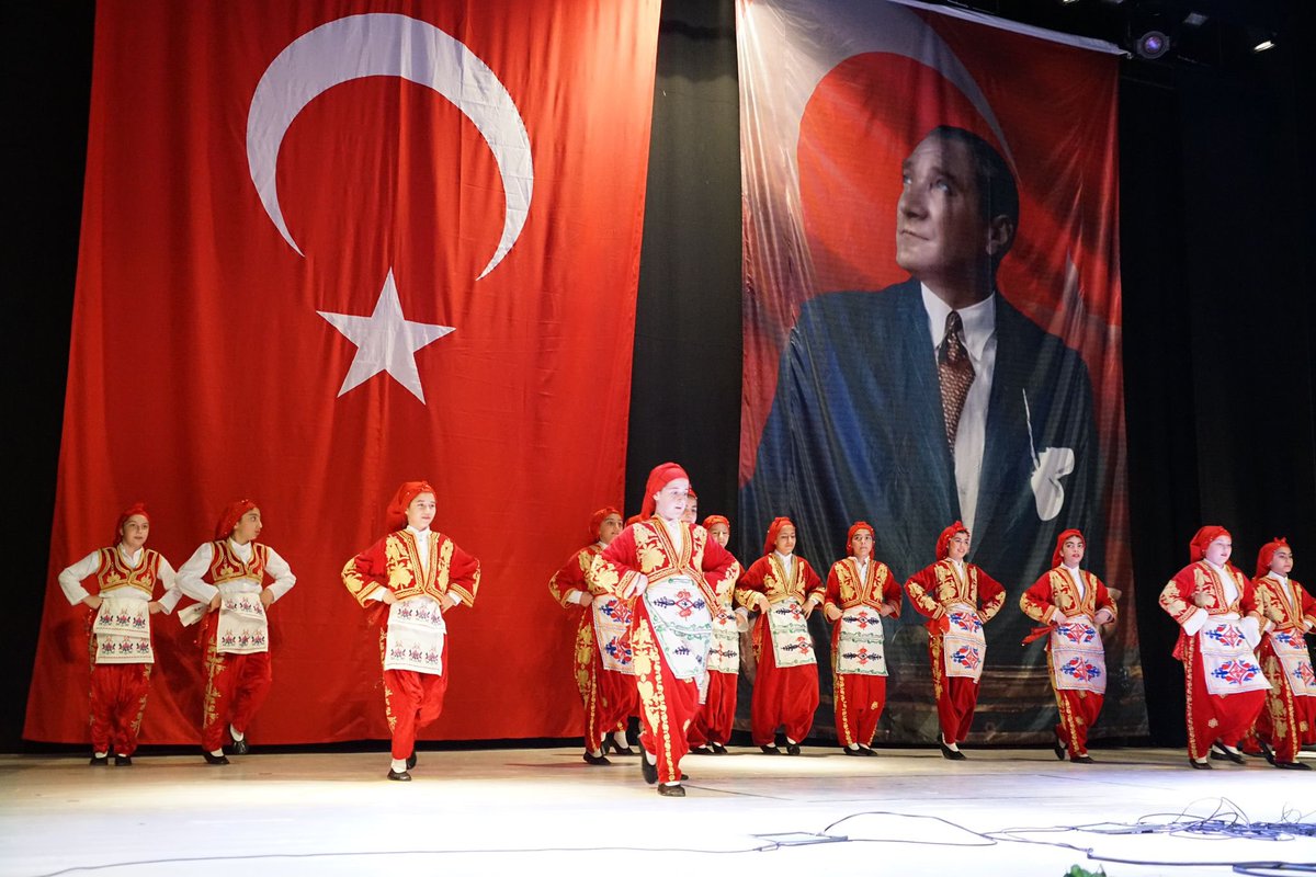 19 Mayıs Atatürk'ü Anma, Gençlik ve Spor Bayramı'mızın 105. yıl dönümü nedeni ile Marmaracık Mahallemizdeki Demokrasi Meydanında gerçekleşen İlçe Gençlik ve Spor Müdürlüğümüzce Atatürk Anıtına sunulan çelenk sunma törenin ardından Ergene Atatürk Kültür merkezimizdeki düzenlenen