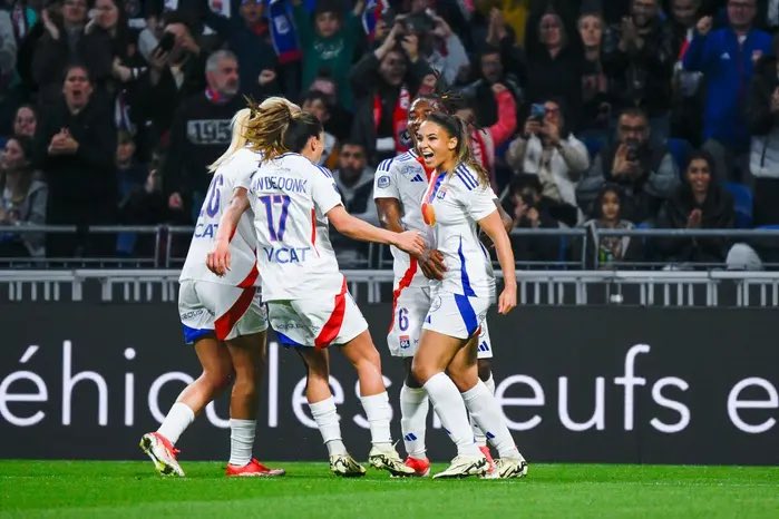 Vendredi les filles ont remporté leur 17eme titre et ce soir les garçons ont fait mentir toutes les statistiques avec une fin de saison extraordinaire et un ticket pour la ligue Europa 
Ici c’est lyon ! @OLfeminin  @OL