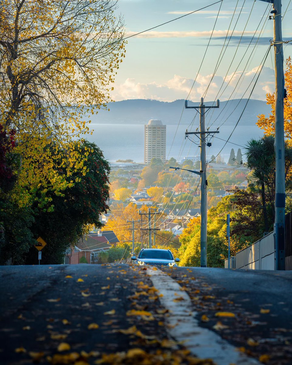 🍂🍁 As we approach the end of May in southern Tasmania, the streets of Hobart are lined with autumn leaves, marking the end of another perfect and colourful season

📸 Simon Kemp
instagram.com/wandering.simo…

#autumn #tasmaniaaustralia #hobarttasmania #autumntasmania #tasmaniaautumn