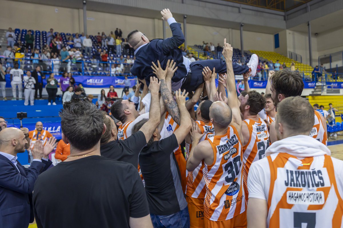 ¡El @basquetcoruna es nuevo equipo @acbcom por primera vez en su historia y charlamos ya con su entrenador, Diego Epifanio! Tres ascensos contemplan ya al burgalés... esradio.libertaddigital.com/directo.html