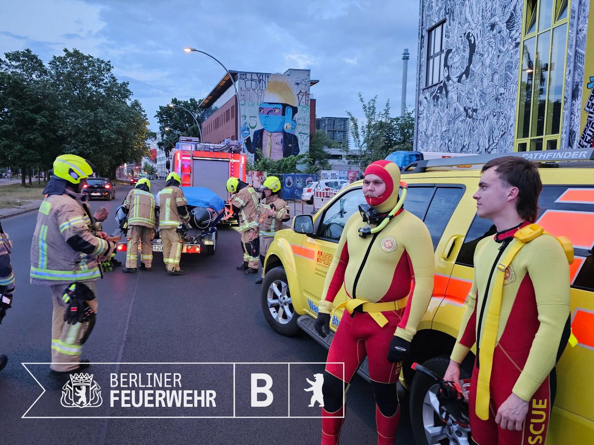 Berliner Feuerwehr (@berliner_fw) on Twitter photo Update:
#Taucher der <a href="/Berliner_Fw/">Berliner Feuerwehr</a> retteten eine Person aus der Spree, die mit #Rettungsdienst und #Notarzt unter Reanimation in Klinik kam. Zur Unterstützung waren <a href="/drk_berlin/">DRK Berlin</a> #Wasserwacht und <a href="/ASBinBerlin/">ASBinBerlin</a> #Wasserrrettung mit Rettungsschwimmern, Tauchern, Booten am Ort. #Ehrenamt Update:
#Taucher der <a href="/Berliner_Fw/">Berliner Feuerwehr</a> retteten eine Person aus der Spree, die mit #Rettungsdienst und #Notarzt unter Reanimation in Klinik kam. Zur Unterstützung waren <a href="/drk_berlin/">DRK Berlin</a> #Wasserwacht und <a href="/ASBinBerlin/">ASBinBerlin</a> #Wasserrrettung mit Rettungsschwimmern, Tauchern, Booten am Ort. #Ehrenamt