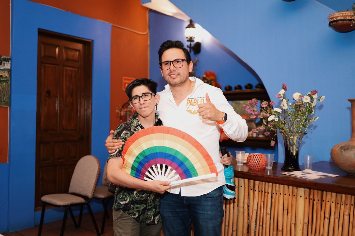 PabloPugaOax's tweet photo. Seremos un gobierno incluyente que le dará oportunidad a todas la voces.
Tuve la oportunidad de platicar con mis amigos de la comunidad LGBTTTIQ+ de la Col. Morelos, acordamos trabajar juntos para salvaguardar sus derechos.
#PabloPuga #MovimientoCiudadano #oaxacanaranja https://t.co/lVBzbfKBaY