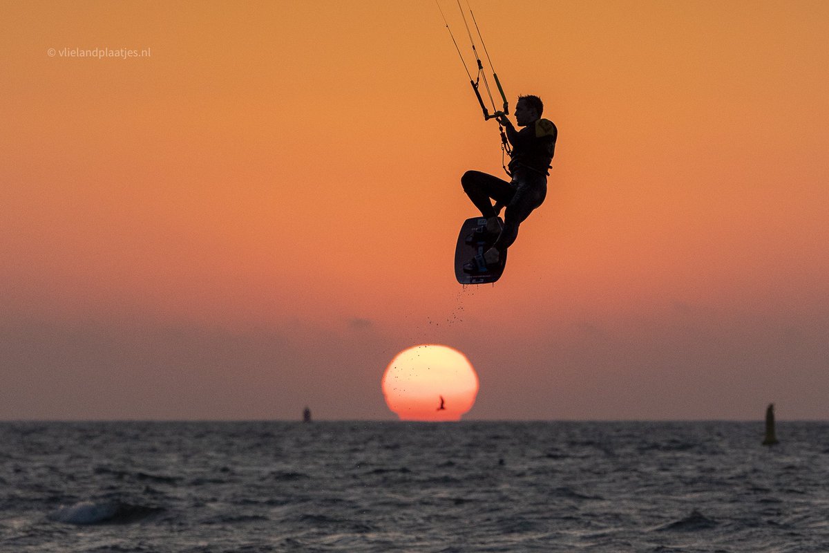 Zonsondergang op Vlieland zojuist met grote dank aan de kitesurfer om de compositie compleet te maken 🤩
