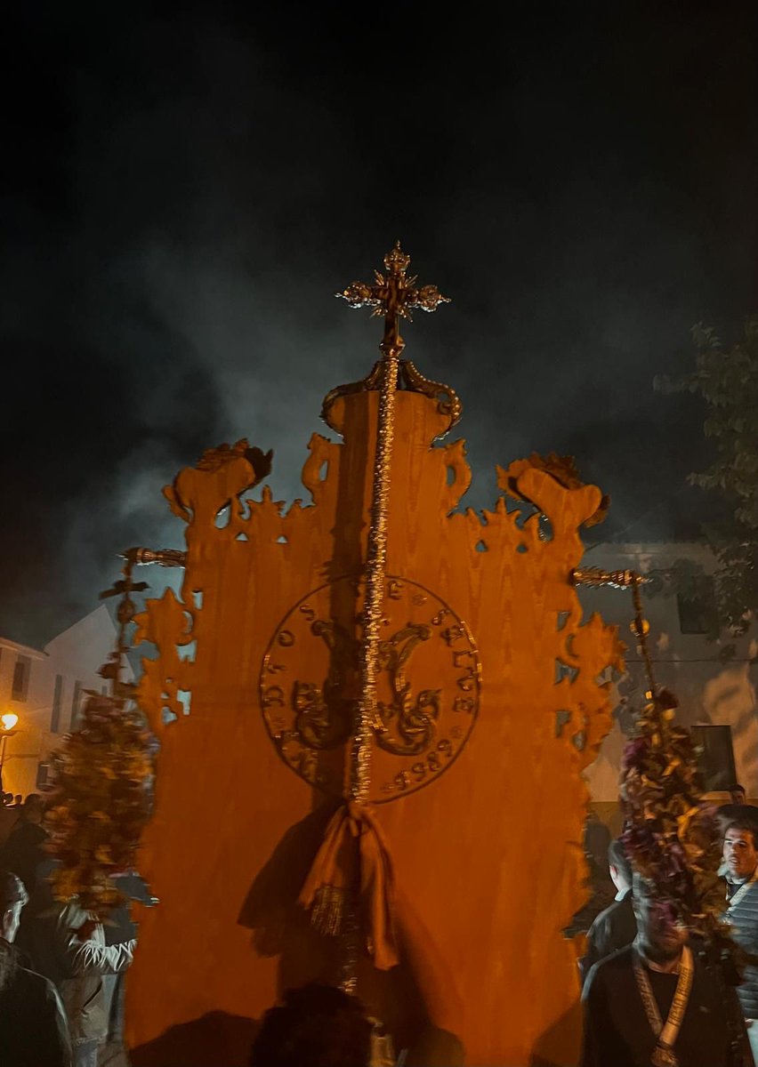 El Bendito Simpecado de los macarenos ya aguarda en la Plaza de Doñana para el tradicional Rosario de Almonte. #ElRocío24