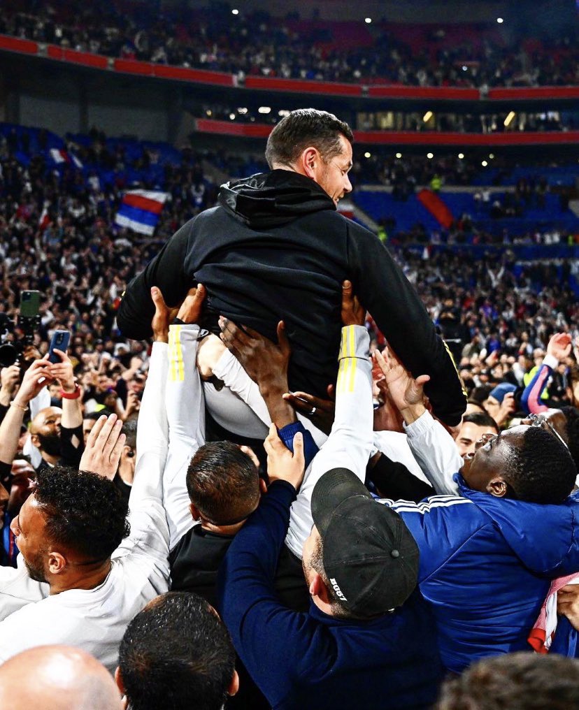ActuFoot_'s tweet photo. Pierre Sage c’est juste EXCEPTIONNEL ! 🦁❤️💙

▫️ Finale de Coupe de France. 🤩
▫️ Qualification en Europa League. 🇪🇺
▫️ 20 victoires en 27 matchs. ✅
▫️ + 12 places en championnat. ⏫️

Franck Haise, Paulo Fonseca ou encore Luka Elsner lui ont été préférés pour être dans les 5 meilleurs entraîneurs de la saison en Ligue 1. 😶