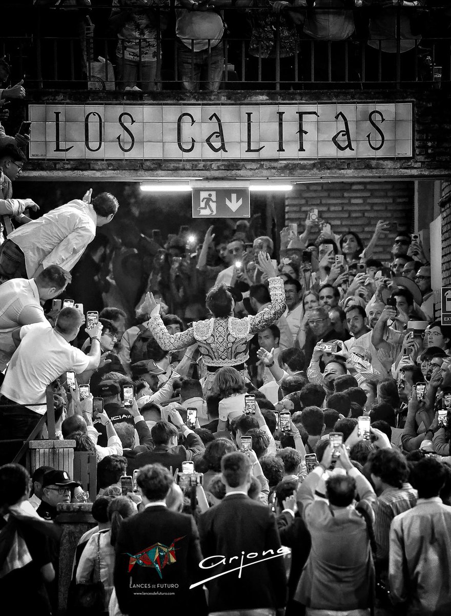 La corrida de Córdoba en imágenes en la que Roca Rey ha resultado triunfador cortando 3 orejas