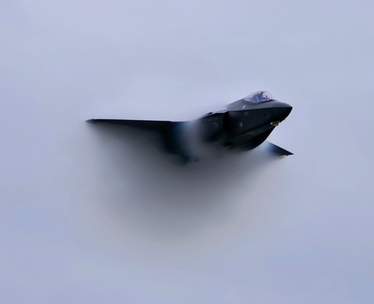 radi0dog's tweet image. 🥶🥶🥶 #firststateairshow #doverafb #f35lightning #f35demoteam #avgeek #aviationphotography #militaryaviation