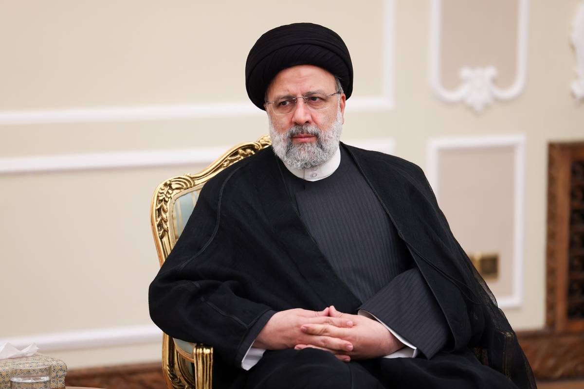 NIMEZ__'s tweet photo. The helicopter in which Iranian President Ibrahim Raisi was traveling made an emergency landing in a mountainous area of Azerbaijan province and they are still missing.

It's also reported that rescue operations have been hampered due to heavy fog in the mountainous area

#iraní https://t.co/JmxSOO8FnR