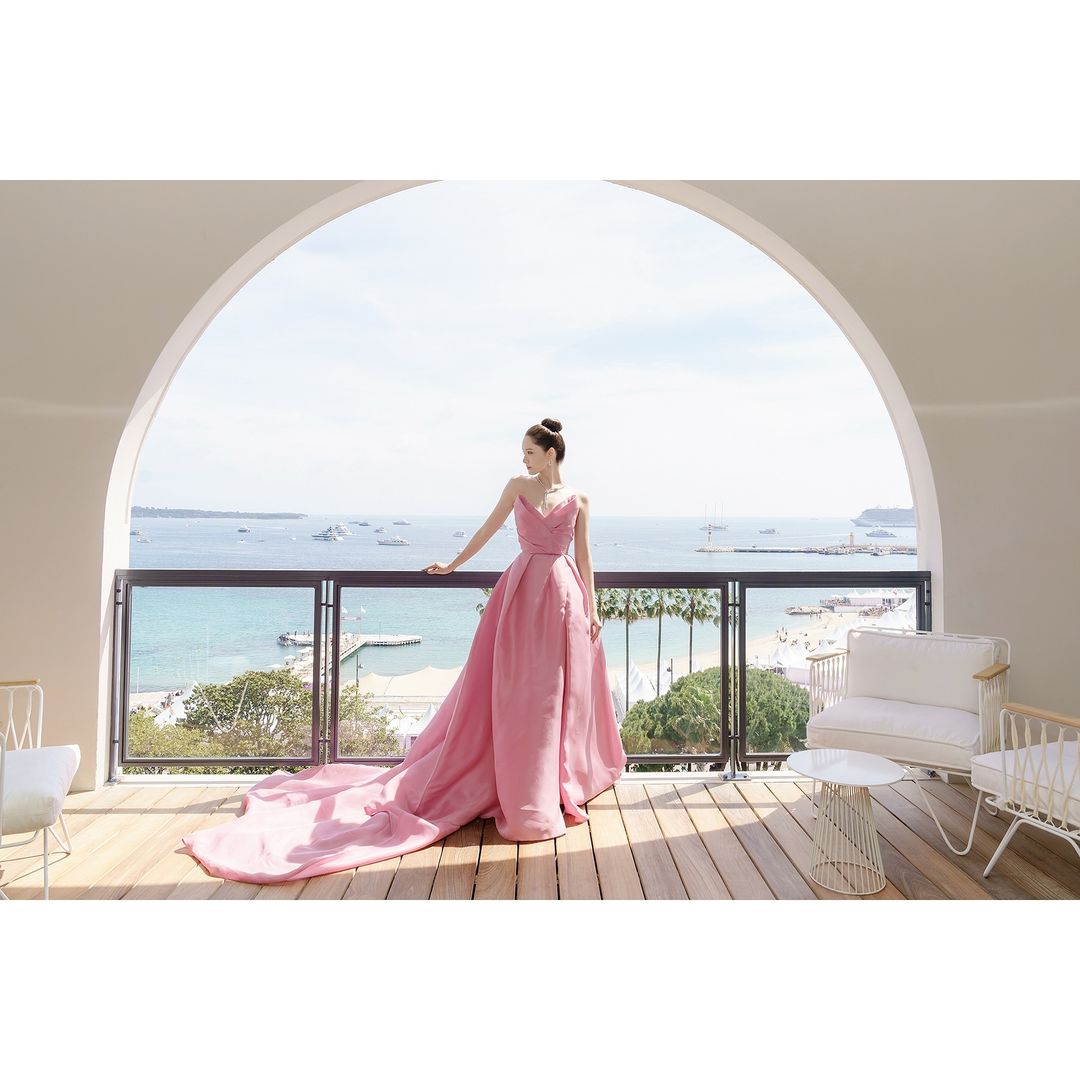 YOONADDICTcom's tweet photo. Pictures from limyoona__official 💞

Moments of Actress Yoong with Qeelin at Cannes Film Festival 💃

YoonA at Cannes
#YoonAxQeelin #LimYoonA #임윤아 #QeelinCannesMoments #Cannes2024 @KeringGroup https://t.co/jqGSebolUB