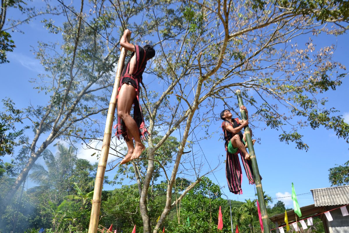 Local communities and environmental defenders have been fighting to protect their lands for generations. This #BiodiversityDay, we know that to #BuildBackBiodiversity we need solutions that work #ForPeopleForPlanet. See how Viet Nam is leading the way: ow.ly/aMkI50Op0Oz