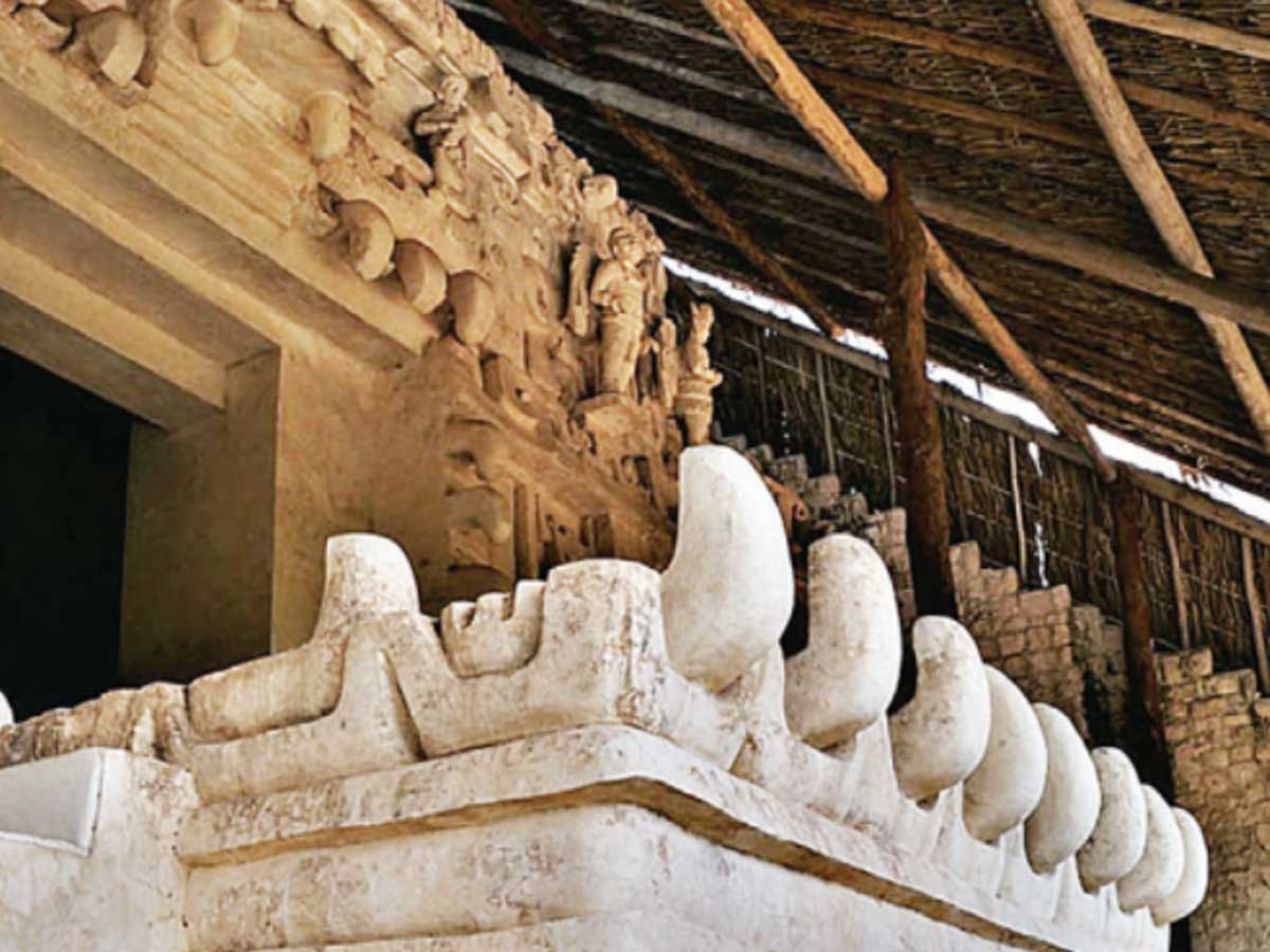 Ek Balam es un importante sitio #maya al norte del estado de #Yucatan. Se distingue por la grandeza de algunas de sus estructuras, así como por los increíbles mascarones de estuco que resguardaban una tumba real. 
#arqueologia