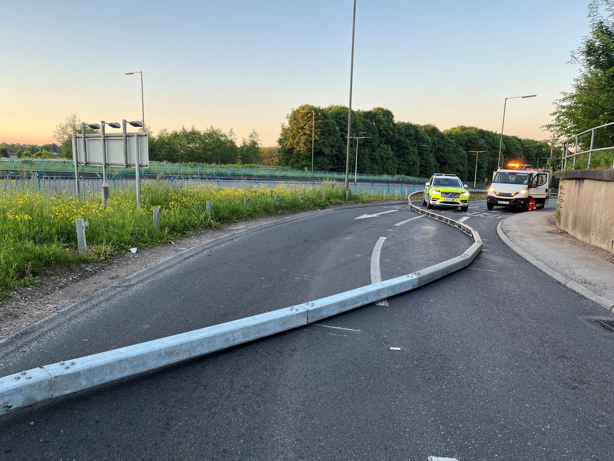 This morning, the slip road from the M61 Kearsley Spur onto Kearsley Island / St Peters Way was closed due to an RTC following a pursuit where the offending vehicle collided with the safety barrier. The driver was arrested & is in custody for a number of offences. #GMP #Bolton