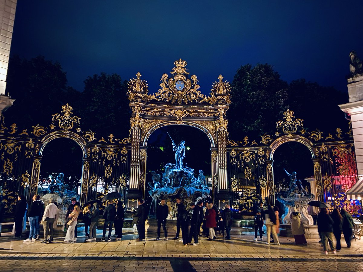 Place Stanislas impressionnante queue encore à 23 h pour entrer au Musée des Beaux -Arts de Nancy ☔️🖤💙💛☔️( parcours , spectacle de danse .. ) La Nuit des musées 🎨🎨🎨