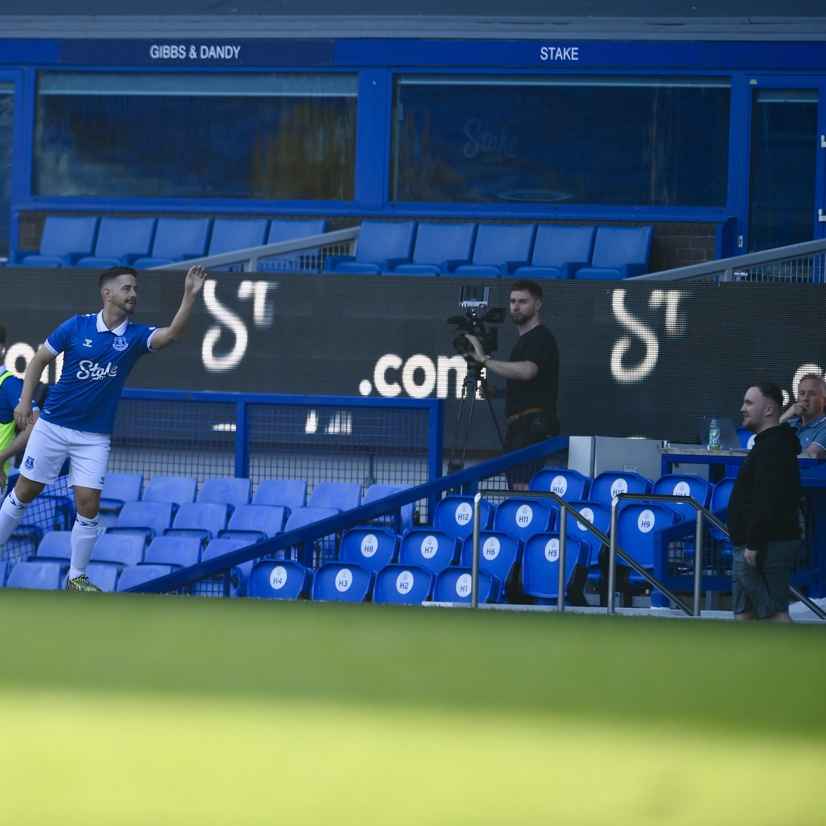 InTheMudSports's tweet photo. Wow, what an amazing day yesterday! Playing at Goodison Park was an absolute honour. Huge thanks to @kick for giving me the chance to represent the platform supporting @EITC 🙌

For those who know me, this was my first game back since breaking my ankle twice. In true InTheMud style, I managed to get a dead leg during the warm-up 😅. I honestly thought I’d be on the pitch for just 5 minutes before having to come off because I could barely run. But on the bright side, I wasn’t thinking about my ankle!

The opportunity was too big to pass up, so I had to push through..! Thankfully, 16 minutes in, @ozilla_fc set me up perfectly for me to bag and bring out the dart celebration in front of @LukeTheNuke180 🐐

The team’s performance and passion were inspired by the true Toffees; they were determined to win, wearing the kit of the team they’ve supported their whole lives!

A huge shoutout to the MG and the boys who backed me and the charity on the day. The nerves were intense 😅

An unforgettable experience and result! A privilege to meet so many incredible creators and a huge thank you to @Everton and their whole team for looking after us!

Absolutely buzzing! 💚💚

#PickKick
