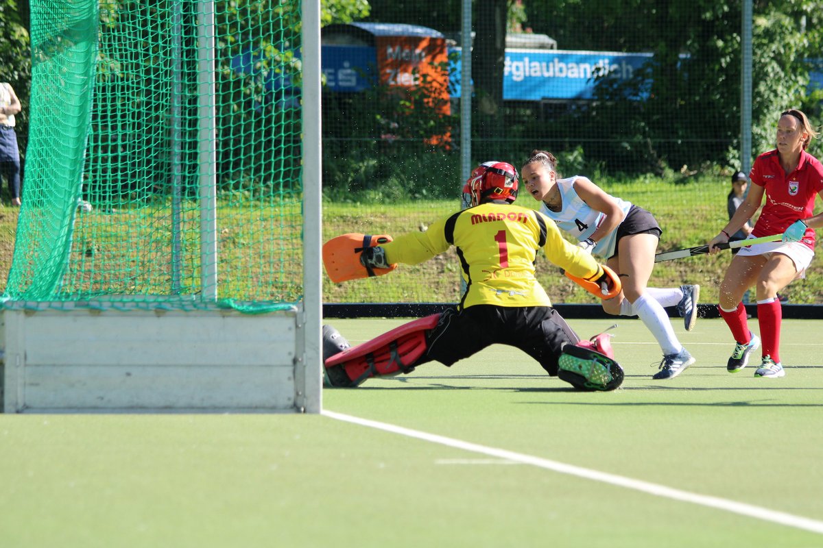 Big wins for the top four saw the gold medal line-up confirmed in Vienna with HF Lorenzoni facing WAC while Racing Club de France are up against HC Olten on Monday afternoon. Report: eurohockey.org/lorenzoni-olte… #EHClubs2024