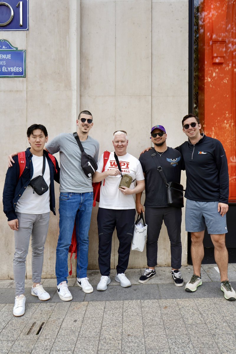 D3 in Paris 🇫🇷 We had a great time meeting Coach Bartley & the @WPIMBasketball staff during their visit to France today The Engineers already visited cities in Belgium & Germany, and are traveling to Amsterdam tomorrow 🇳🇱