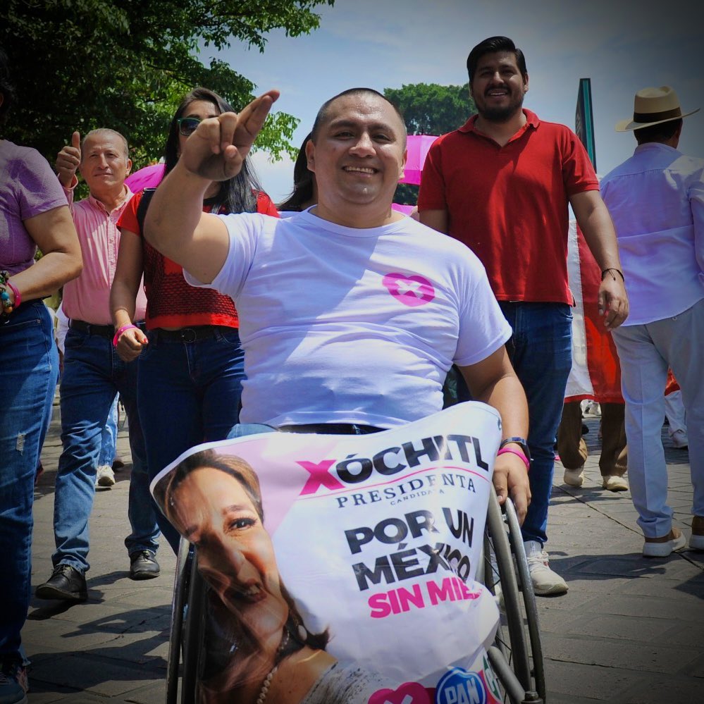 Marche por un #MexicoSinMiedo
para que las #PersonasConDiscapacidad tengamos acceso a nuestros derechos
.
Marche en #Oaxaca junto a la #MareaRosaConXóchitl
.
Marche por mi libertad
.
Marche por una sociedad #Incluyenteal100 ♿️