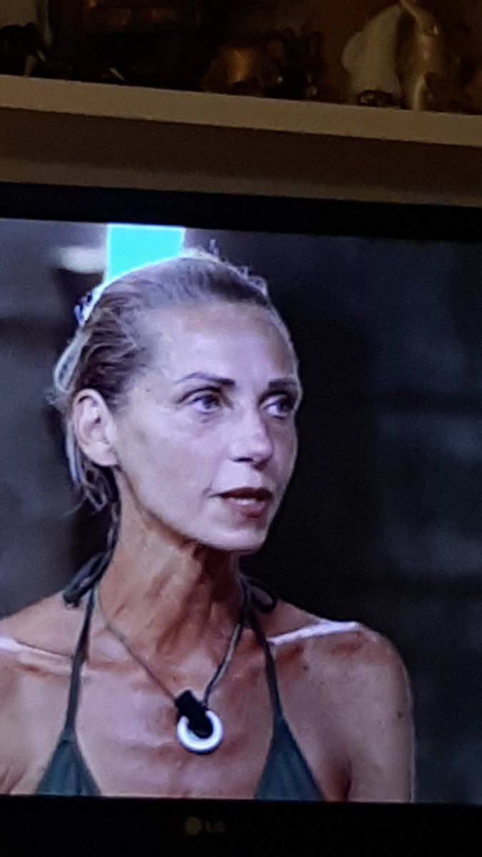 micolbro's tweet photo. Imbarazzante edizione, imbarazzante l'improponibile @vladiluxuria che in versione matrimonio della sposa, si permette di cazziare le persone per la modalità in cui  decidono di uscire. Nuova edizione de 'il convento'? #isola @IsolaDeiFamosi https://t.co/K41p5bv9tN