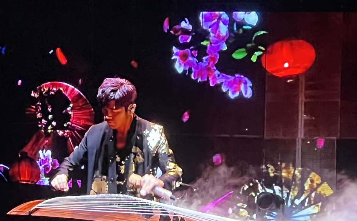 playBoy_xC's tweet photo. 二十年前在电视上听他唱歌
二十年后在现场圆了个这梦 https://t.co/YOUbDgZjli