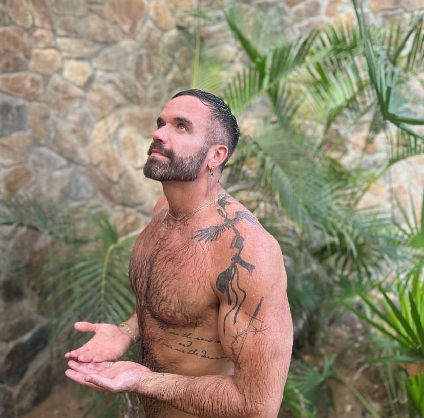 BJCUpdates's tweet image. PHOTO: Outdoor shower for the win.
@BrianJustinCrum