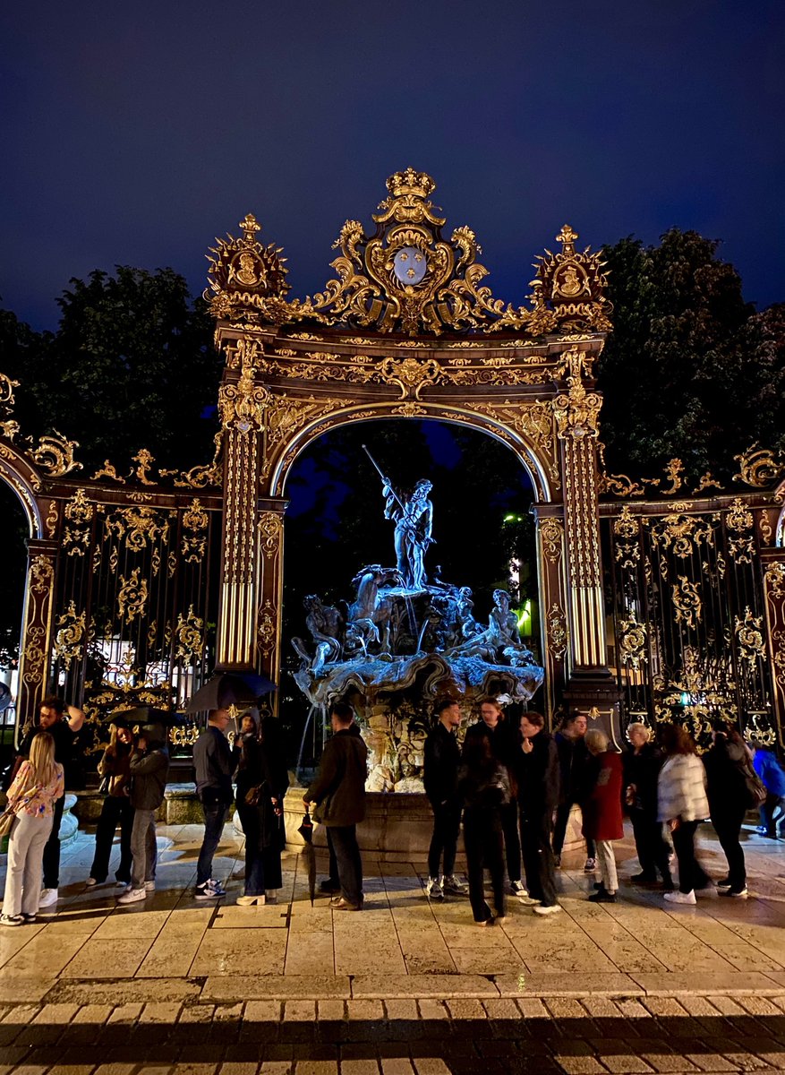 Nancy sa place Stanislas ancienne place Royale , la foule devant la Fontaine de Neptune en attendant de rentrer dans le musée des Beaux-arts .. 🖤💙💛❤️📸B.Fleurot