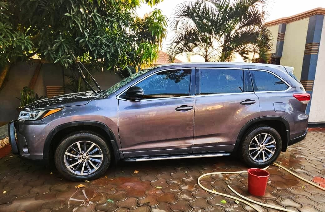 #Quicksale
Had two units and one was taken on Saturday, left with a 2017 edition and has 3.0cc with a mileage of 45,000km.
#Note: Prefer full payment/cash.

Priced: #Ugx80m