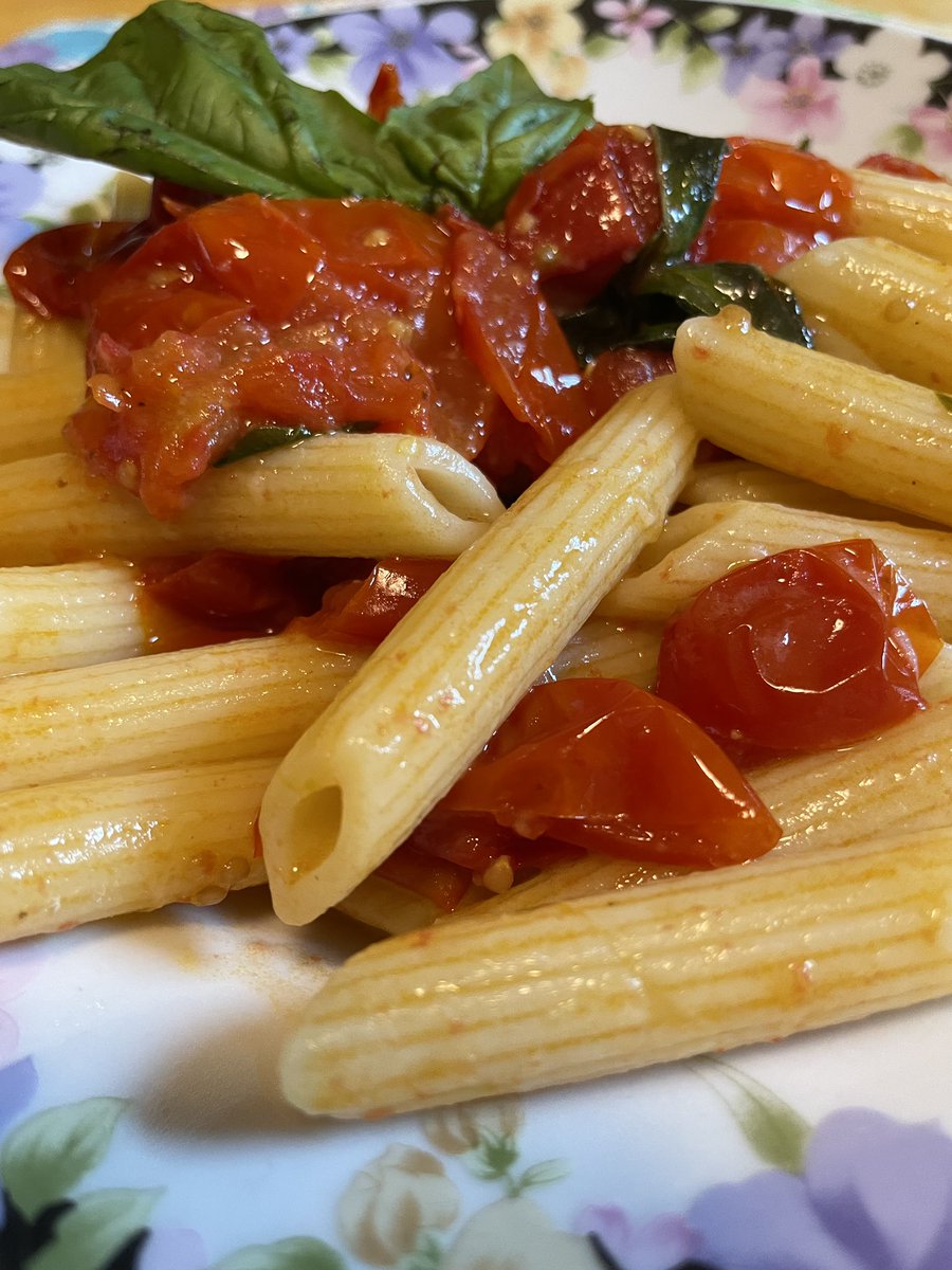 MaraWriterBlog's tweet image. Just a simple fresh tomato sauce.  Summer on the way! 
#pastawithfreshtomatosauce #italianfood #neapolitanfood  #cucinaitaliana