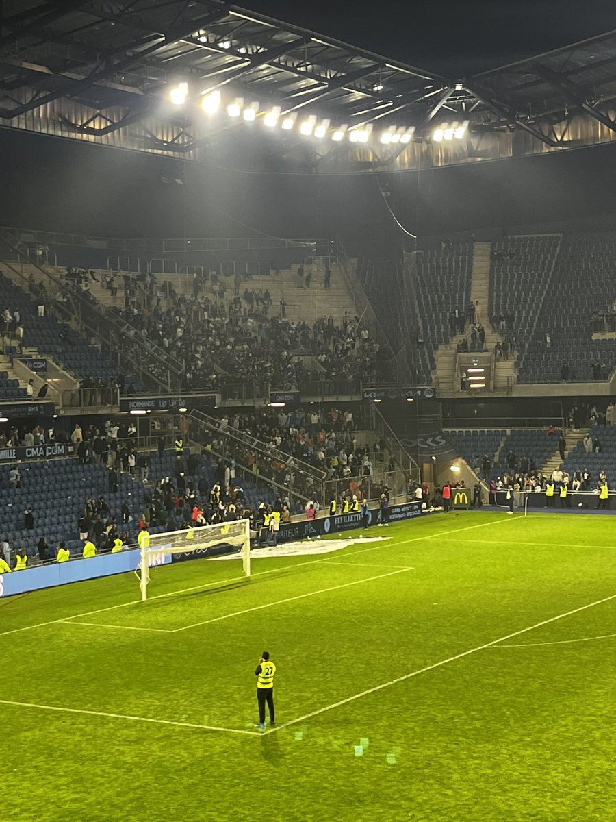 Quel parcage Marseillais, il est pour moi le meilleur que j’ai vue au stade Océane cette saison. Ils ont rendu hommage avec nous pour Maxence. Un grand bravo et à l’année prochaine ! #om