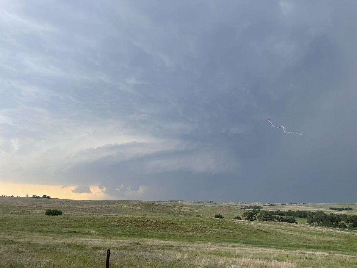 caseyh0210's tweet photo. Supercell continues to develop west of Strong City OK @NWSNorman #okwx #txwx https://t.co/I0I6pnS8In