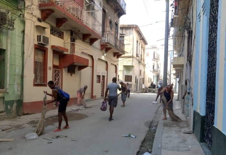 Cederistas del Consejo Popular Dragones, en Centro Habana, dedicaron parte de la mañana de este domingo a limpiar las calles de su comunidad. #Cuba #CDRCuba #GenteQueSuma #TodosSomosCederistas