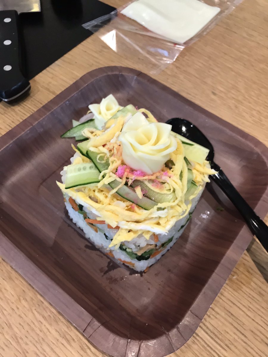 昨日のけめカフェでは
ちらし寿司を思い思いに作り皆で食べました！
個性が光るちらし寿司✨多世代で皆でお話ししながら美味しくいただきました😊
理想とする風景。
とっても和やかな良い会になりました。皆さまありがとう。