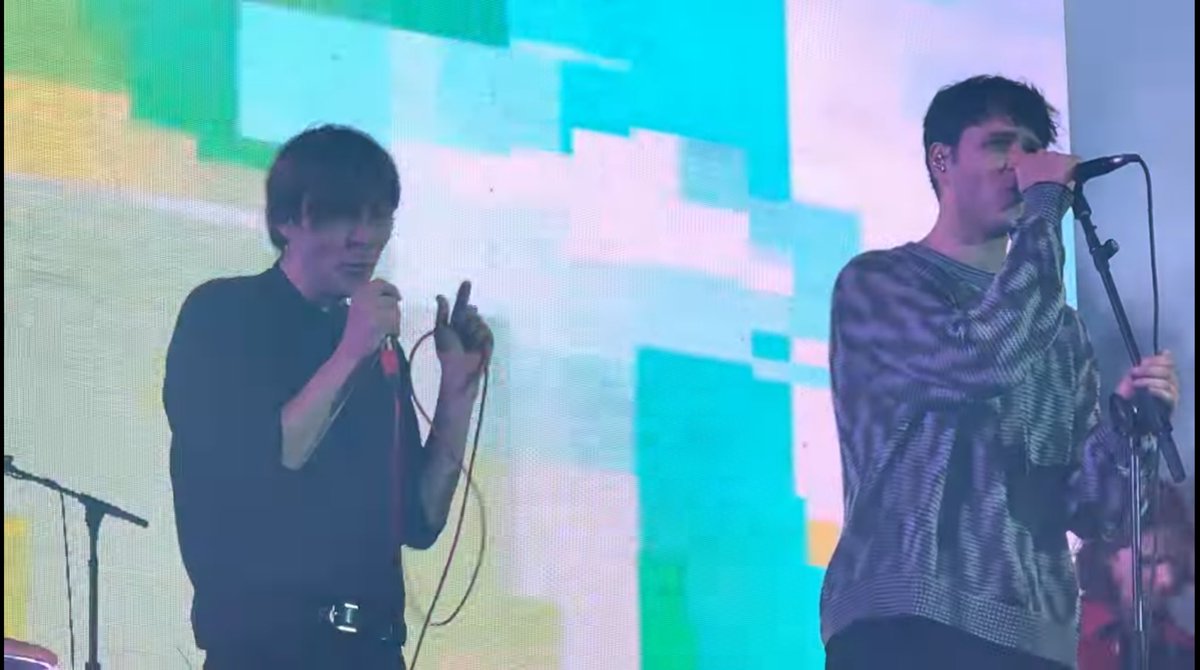 chydavin's tweet photo. Phoenix casually bringing out Ezra Koenig (Vampire Weekend) during 1901. #JustLikeHeaven #PhoenixWeekend https://t.co/YOP8assrX4