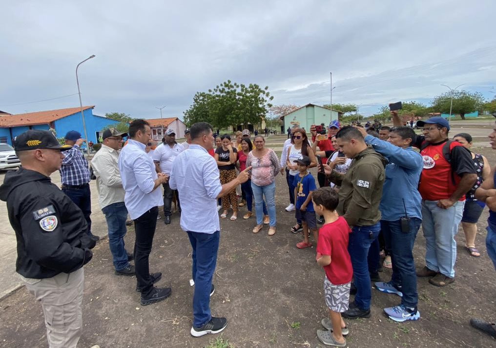 Junto al Min. Jorge Márquez y el alcalde <a href="/DonaireDonald_/">Donald Donaire</a> realizamos una asamblea con la comunidad de la Ciudadela, en Calabozo municipio Miranda, donde explicamos el sabotaje que sufrió la Subestación El Carutal. Todo el equipo se encuentra trabajando para restablecer el servicio