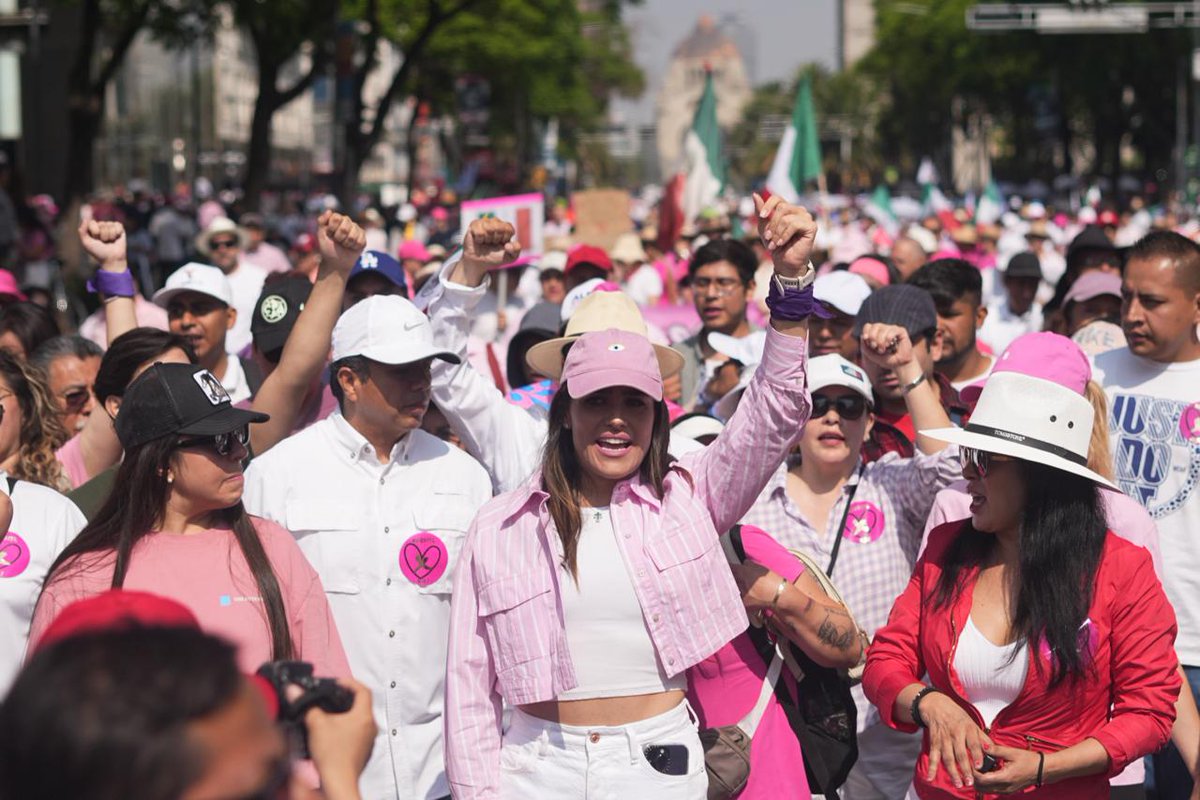 Ale Rojo de la Vega, participa en la marcha de la Marea Rosa en el Zócalo capitalino pacozea.com/ale-rojo-de-la…