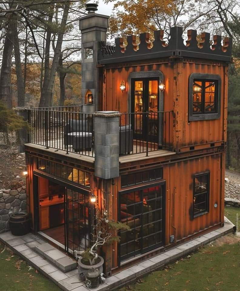 All the container houses I've seen and not one castle before this one! Bravo!!!

Would you live in this?
#containerhomes #smallhouse #tinyhome #tinyhomeliving