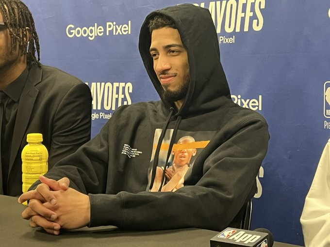 FanDuel's tweet image. Tyrese Haliburton pulled up with the Reggie Miller hoodie 😭

(via @AngelaMoryanTV)