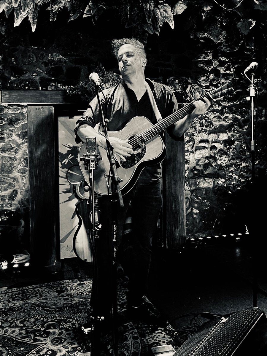 Incredible stuff from <a href="/mwardtweeting/">M. Ward</a> in <a href="/Cleereskilkenny/">Cleerestheatre</a> tonight.