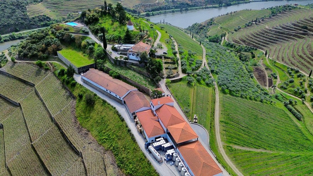 An aerial view reveals at once: part of the terraces of Vinha Maria Teresa, the Barrel Cellar, the wineries, the Century-old House, the infinity pool, the vertically cultivated vineyards and the century-old olive grove. A true puzzle that makes #Douro a unique region to visit. 😍
