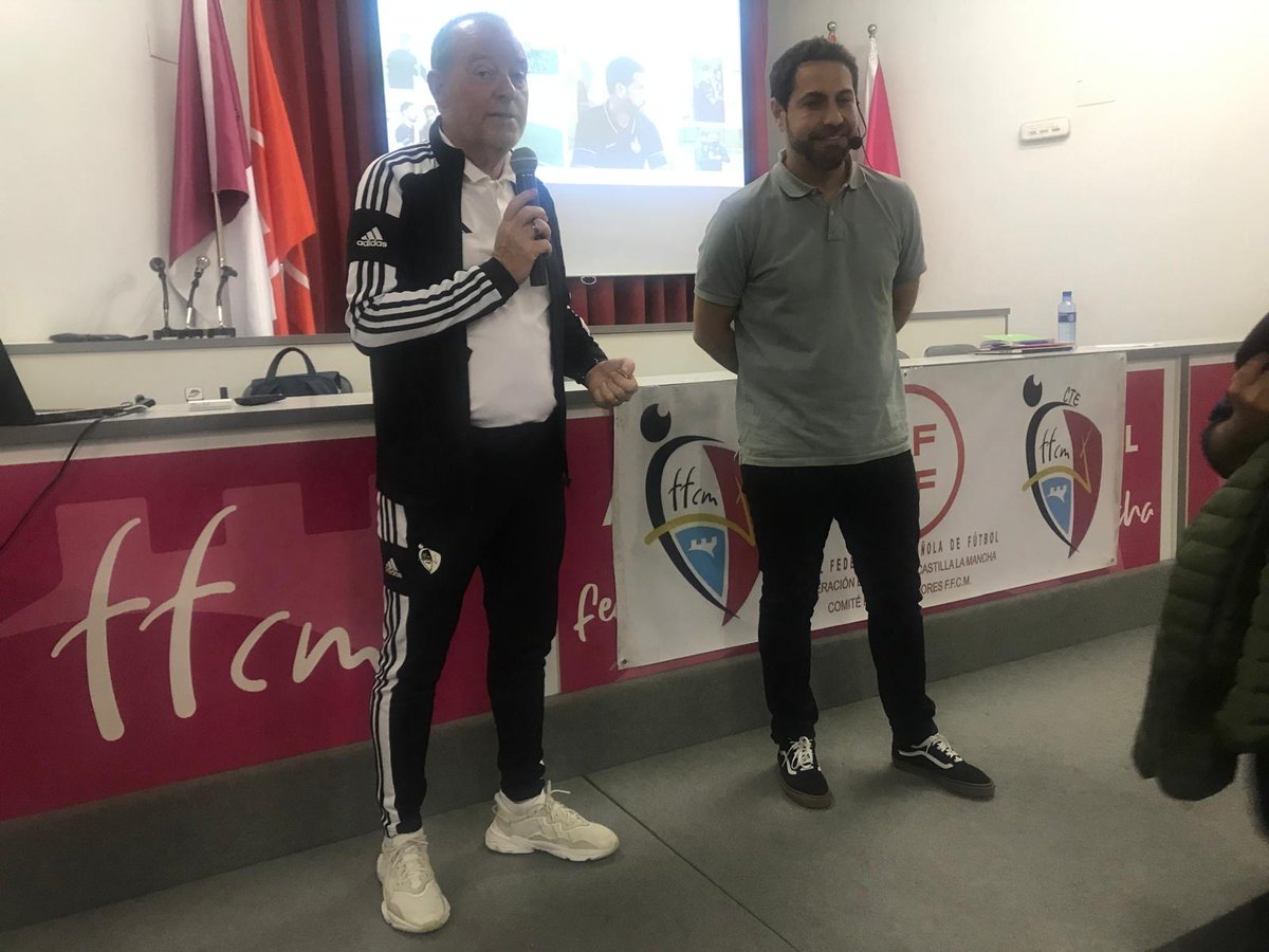 ⚽️👩🏻‍🎓👨🏻‍🎓 '𝗝𝗼𝗿𝗻𝗮𝗱𝗮 𝗱𝗲 𝗔𝗰𝘁𝘂𝗮𝗹𝗶𝘇𝗮𝗰𝗶𝗼́𝗻 𝘆 𝗥𝗲𝗰𝗶𝗰𝗹𝗮𝗷𝗲' de fútbol organizada por la <a href="/FFCM_es/">FFCM</a> 

🙋🏻‍♂️ <a href="/LuisetAyllon/">Luis Ayllon</a> (<a href="/CFTalavera/">CF Talavera de la Reina</a>)
✅ Metodología de trabajo del staff técnico: funciones dentro de un microciclo semanal

#EntrenadorRFEF