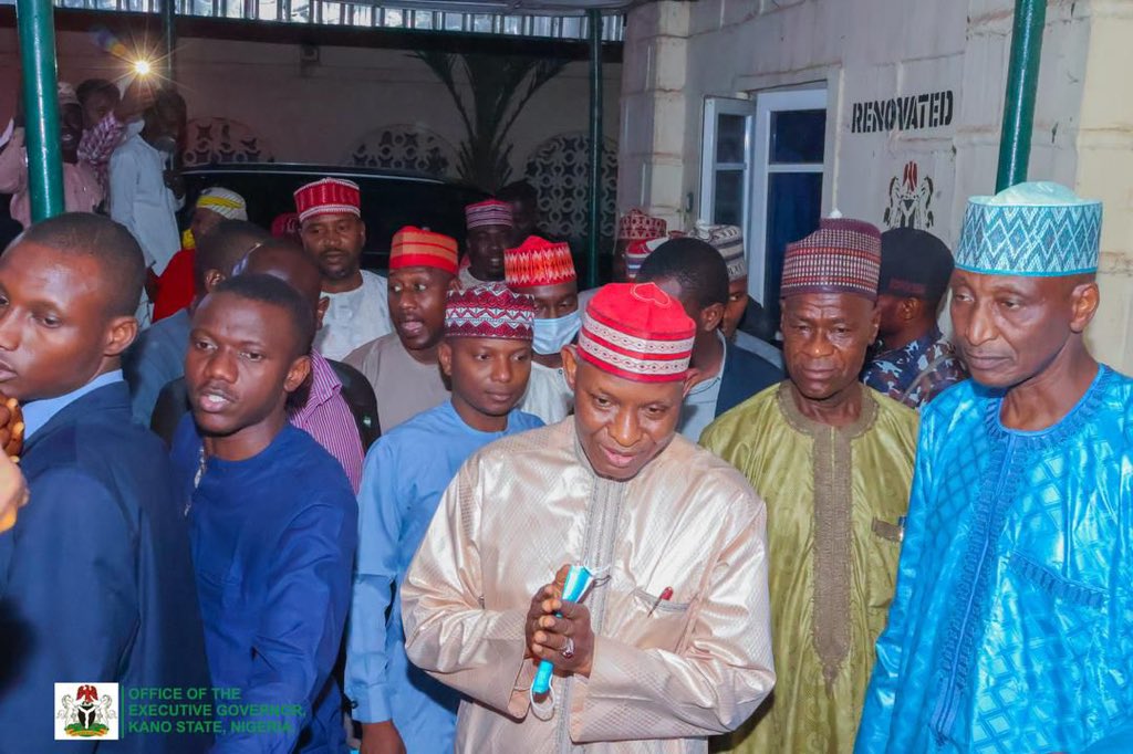 On arrival in Kano this night, I paid a visit to the Murtala Muhammad Specialist Hospital to sympathize with victims of the recent arson attack in Larabar Abasawa community of Gezawa Local Government Area. 

During the visit, I vowed that the perpetrator, who is already in police