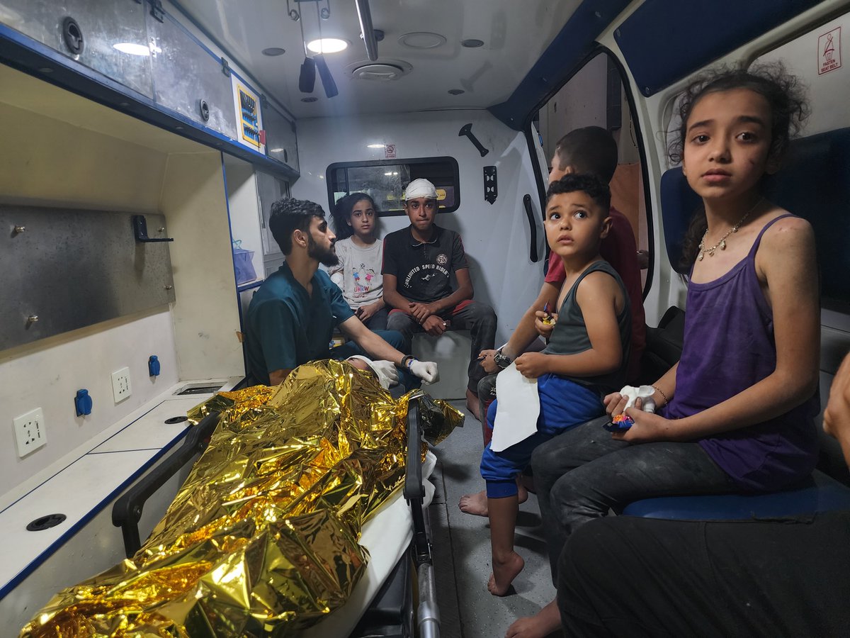 turkiyegazetesi's tweet photo. 🔴İsrail, Refah'a saldırı düzenledi. 

Sultan Mahallesi'ne yapılan saldırıda aralarında çocukların da olduğu çok sayıda Filistinli yaralandı.

Kuveyt Hastanesi'ne taşınarak tedavi altına alınan çocukların korku dolu bakışları fotoğraf karelerine yansıdı.

https://t.co/lXzJJrburu https://t.co/pZyVLXqaFG