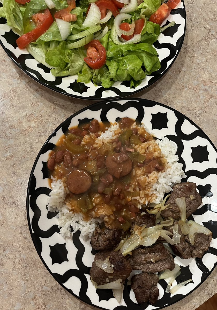 #redbeans #steaktips #beef #beans #rice #redbeansandrice #meat #salad #steak #cubanfood #comidacubana #homemade #homemadefood #yummy #yumyum #sogood #soyummy #food #foodie