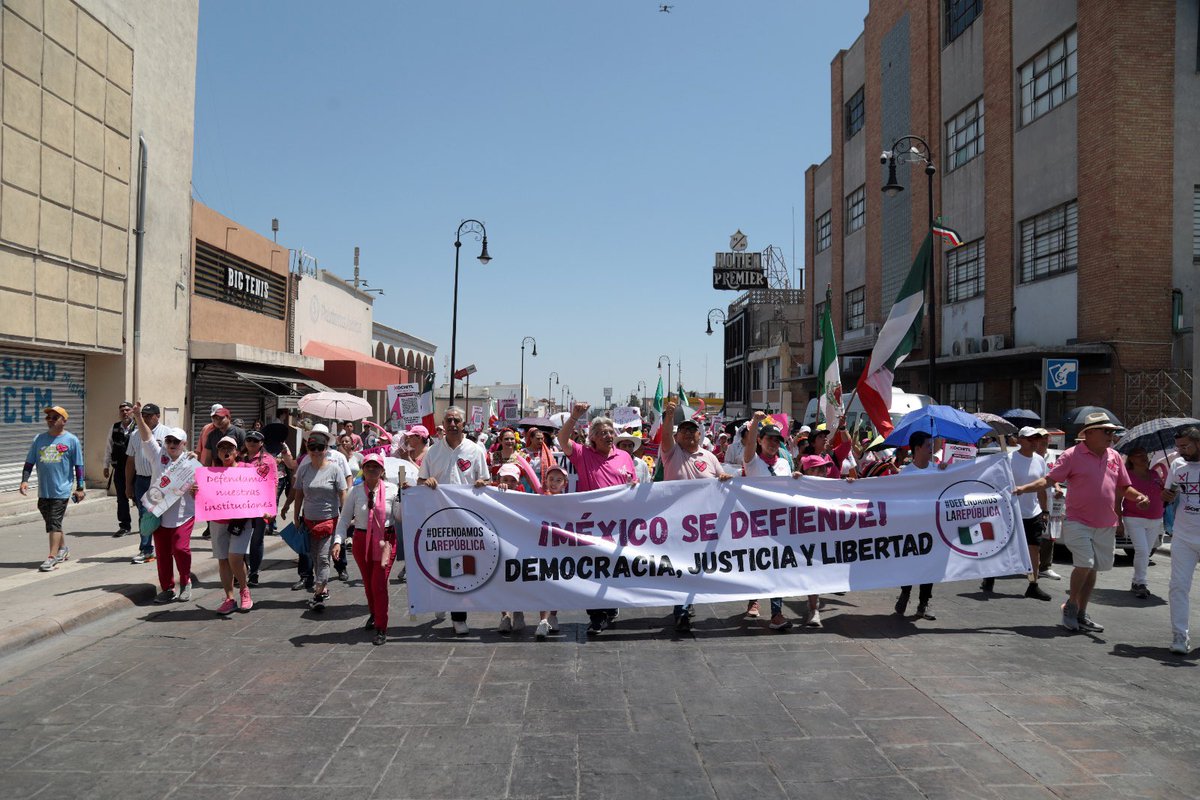 #MareaRosa no prendió en #Coahuila… a lo mucho 10 mil personas pero en todo el estado, o sea nada En #saltillo caminaron unas mil personas