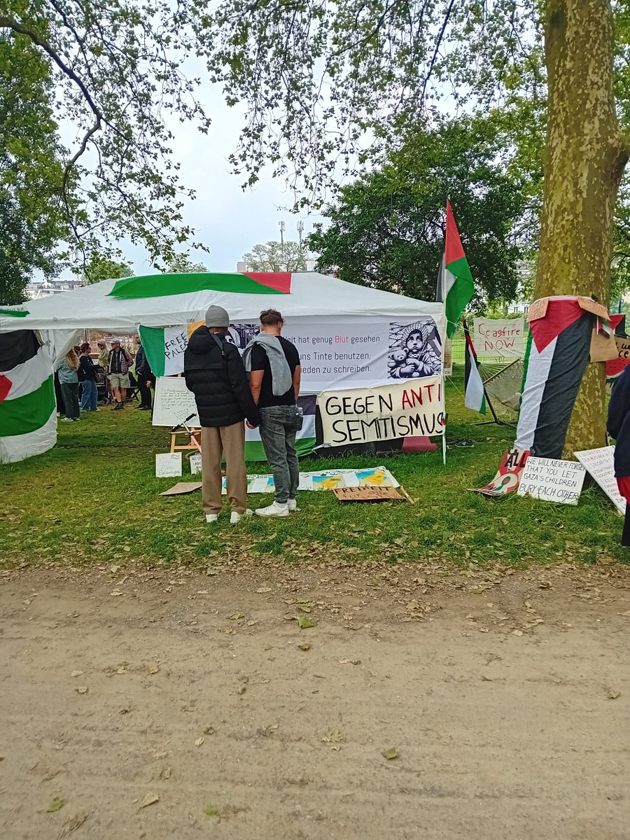 Wenn es einen Preis für das langweiligste #antisemitische #hamas #Terrorcamp gäbe, hätte #köln den schon gewonnen #k1905 an der Uniwiese. Das instagramer #Camp heute mit #steinewerfer und #voice4gaza. Leider war J.A. nicht da,ich hab ihr noch was zu sagen #antisemitismus #fckhms