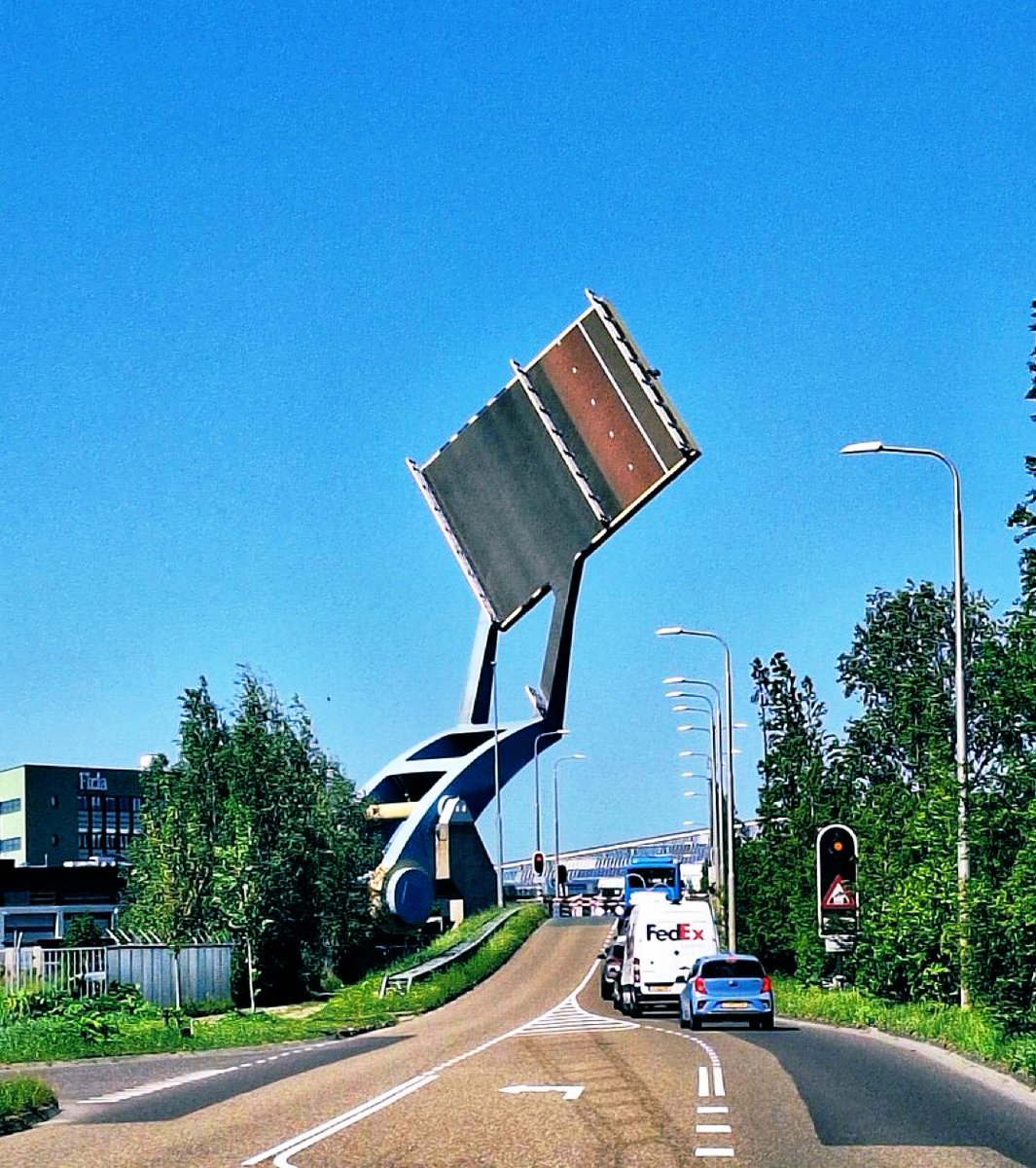 Hay ingeniería civil, y luego hay ingeniería civil holandesa: el puente Slauerhoff levanta un tramo de la carretera (y la ciclovía) para permitir el paso de barcos.